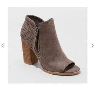 Ladies Universal Thread taupe open toe booties size 7.5